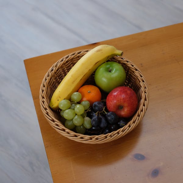 Cesta de frutas variadas montada na hora