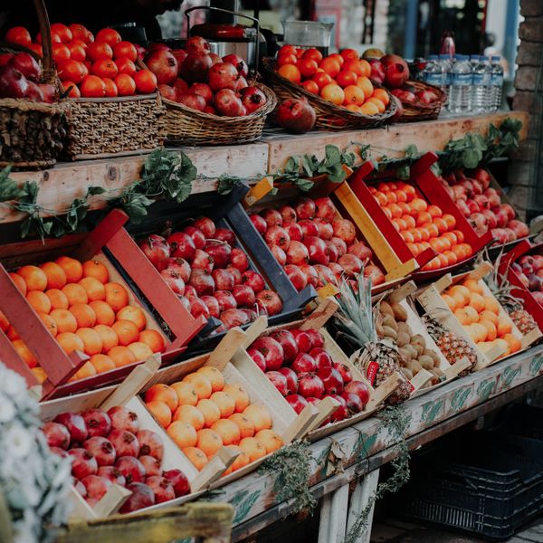Frutas da estação selecionadas em caixas de feira