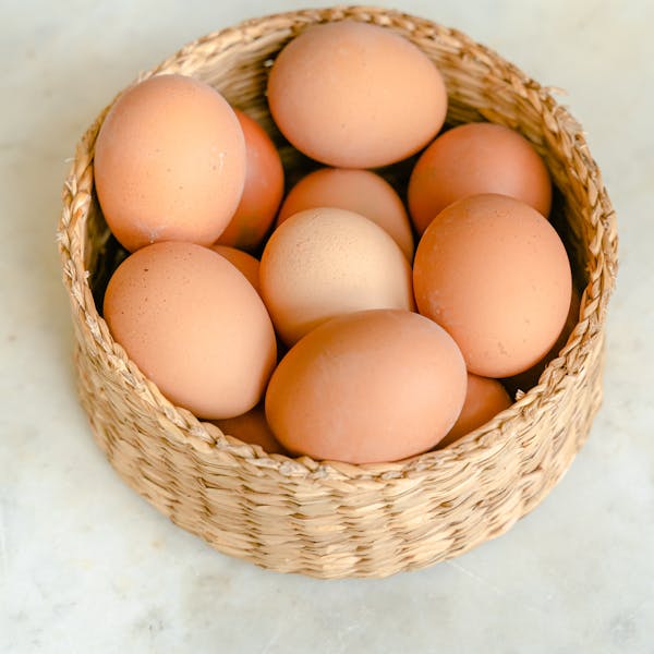 Ovos caipira da granja local em cesto